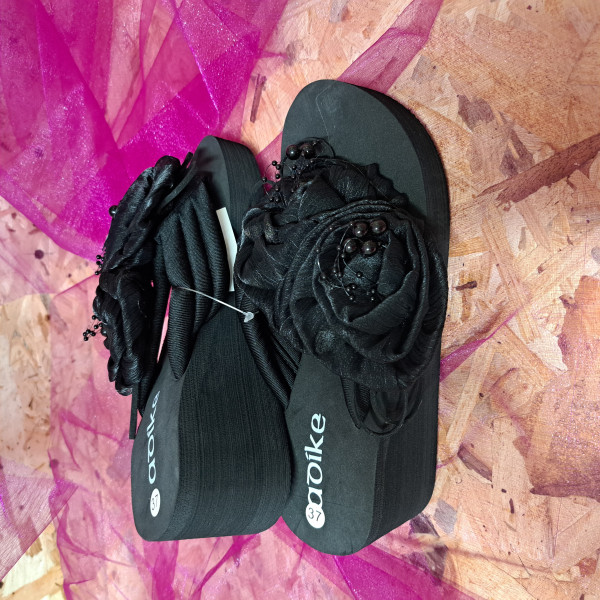 Chinelo dedo salto cunha com aplicação flor - Preto