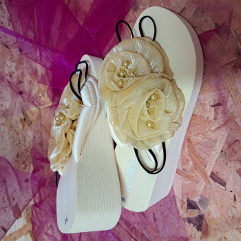 Chinelo dedo salto cunha com aplicação flor - Beje Chinelo dedo salto cunha com aplicação flor - Beje